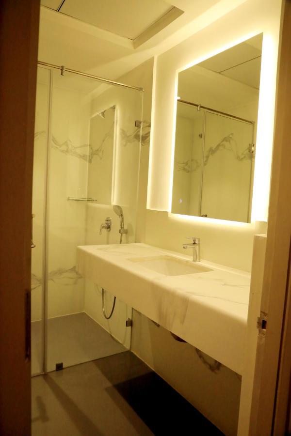 Hotel Deccan Serai Grande, Gachibowli, Hyderabad Eksteriør billede